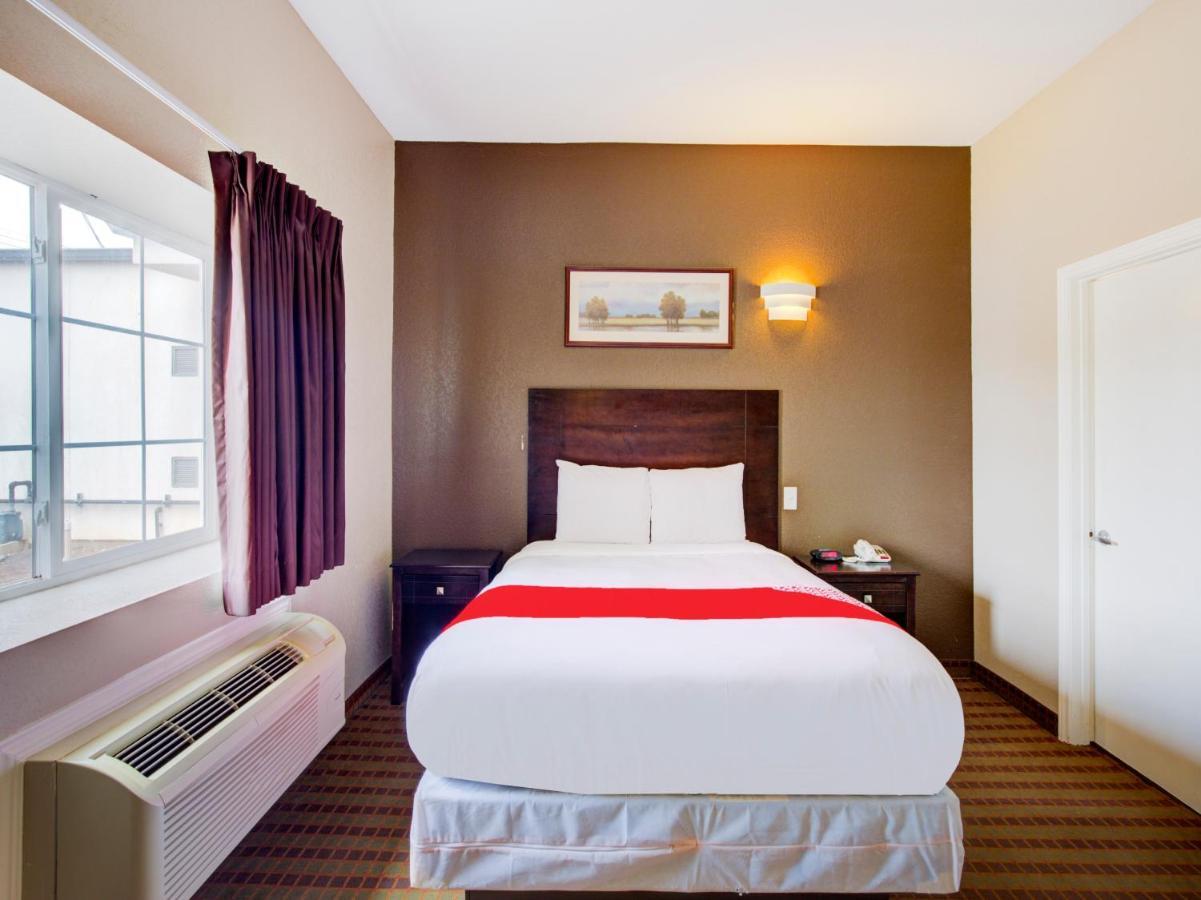 Hotel Dilley Grand Екстериор снимка