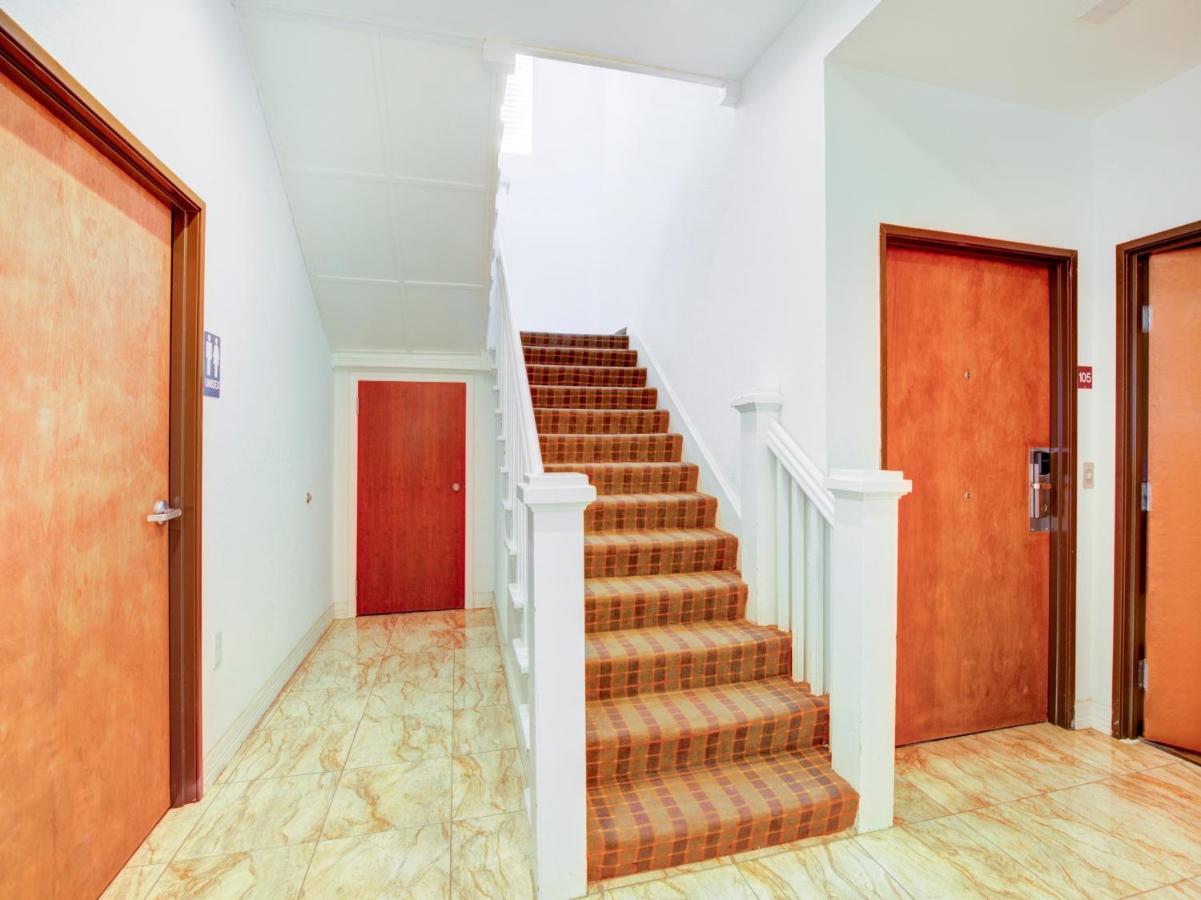 Hotel Dilley Grand Екстериор снимка