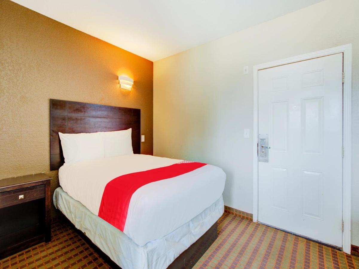 Hotel Dilley Grand Екстериор снимка