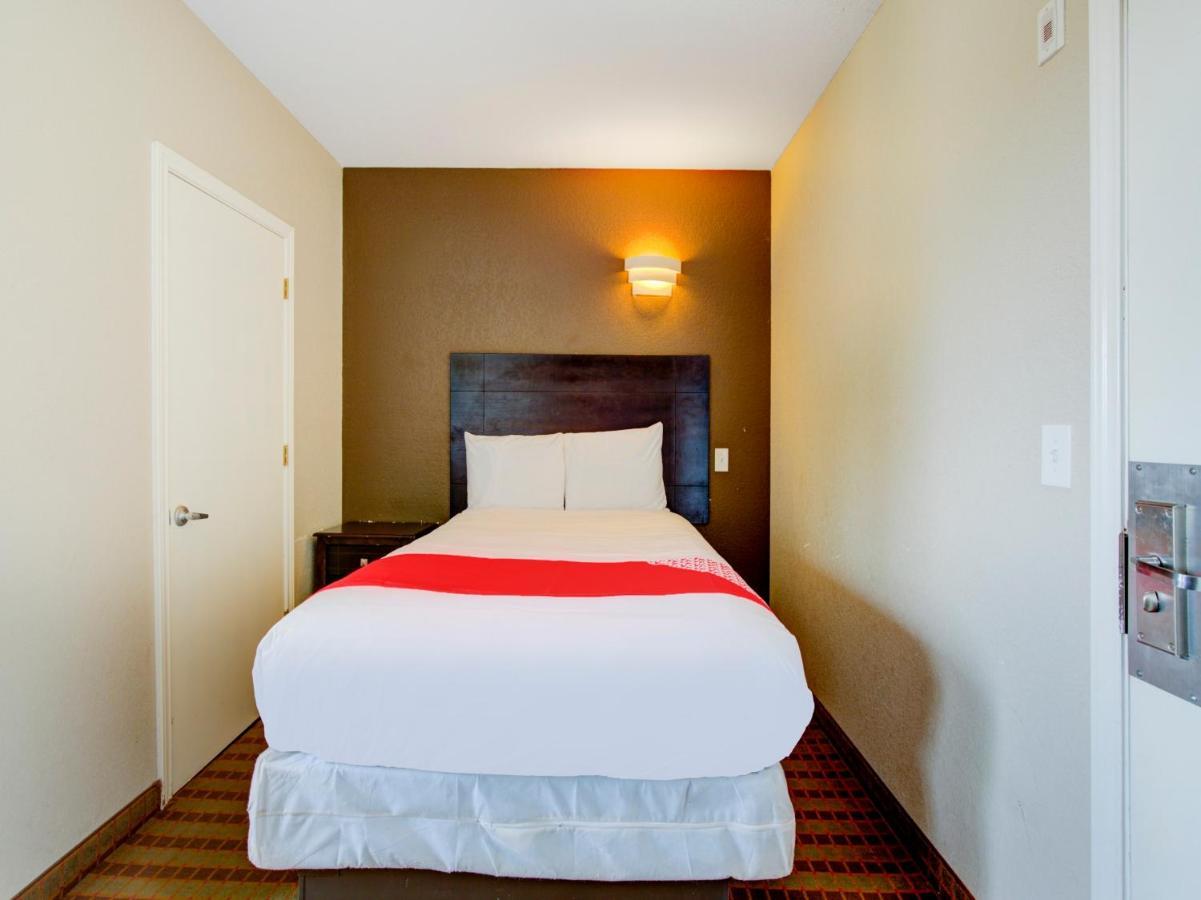 Hotel Dilley Grand Екстериор снимка