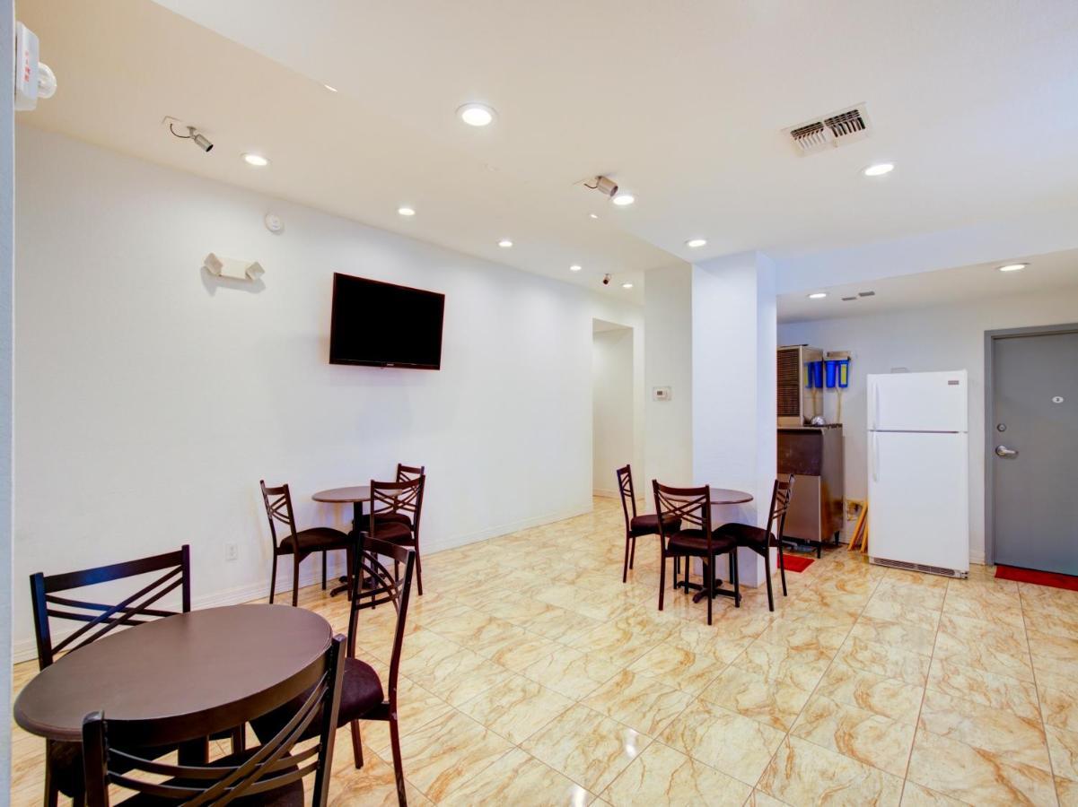 Hotel Dilley Grand Екстериор снимка