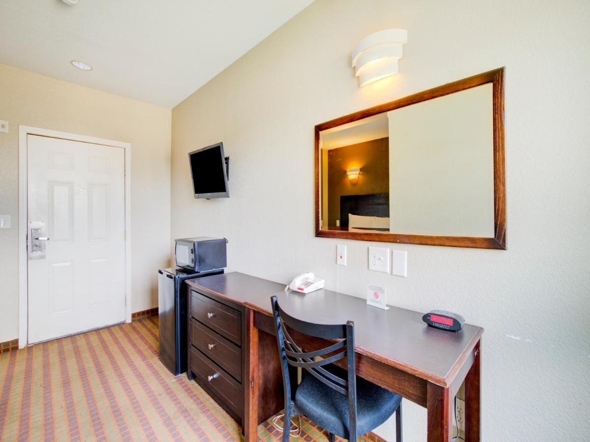 Hotel Dilley Grand Екстериор снимка