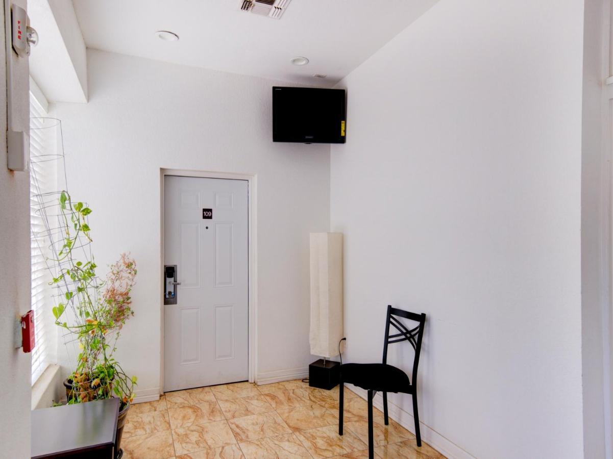 Hotel Dilley Grand Екстериор снимка
