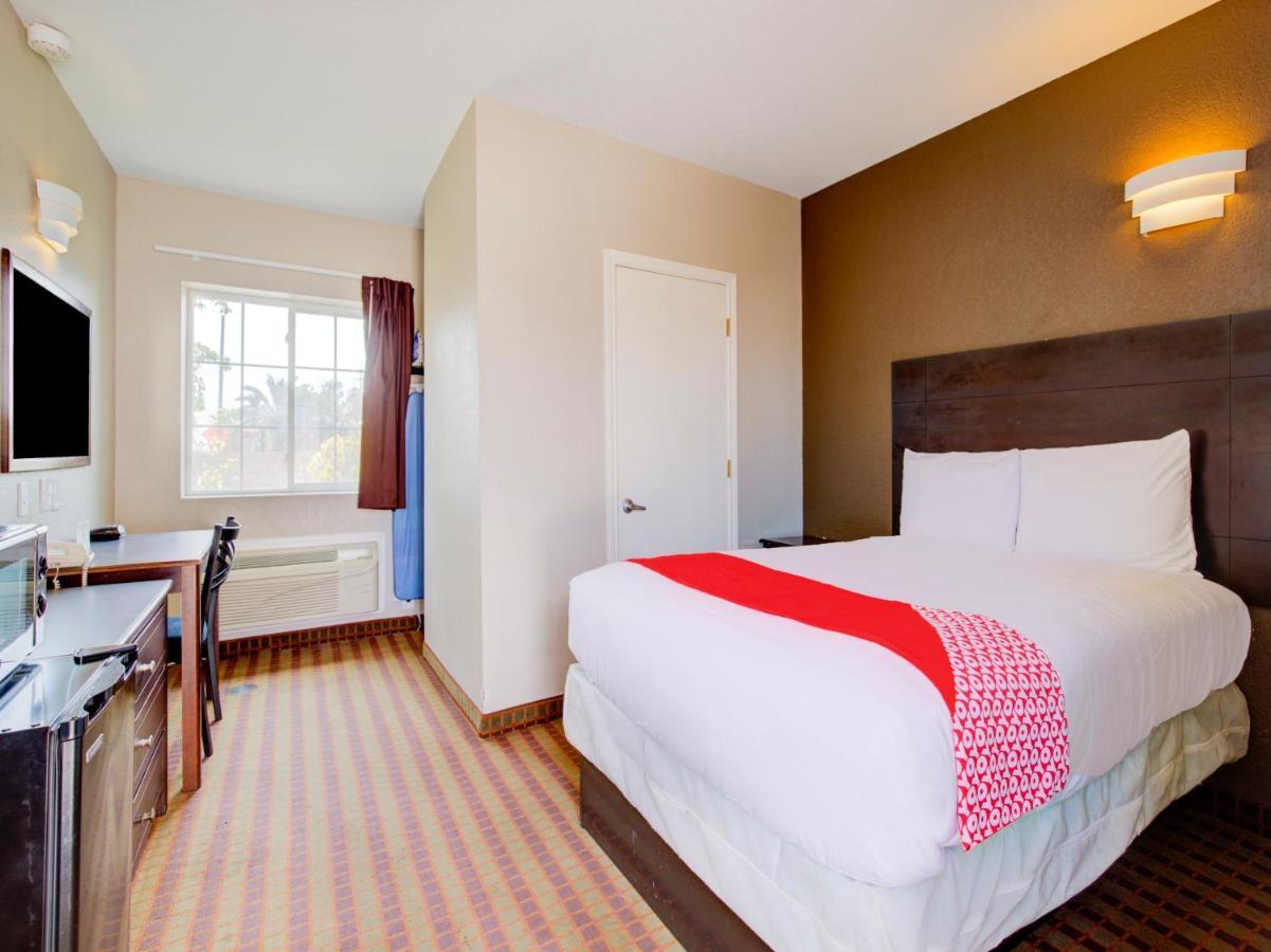 Hotel Dilley Grand Екстериор снимка