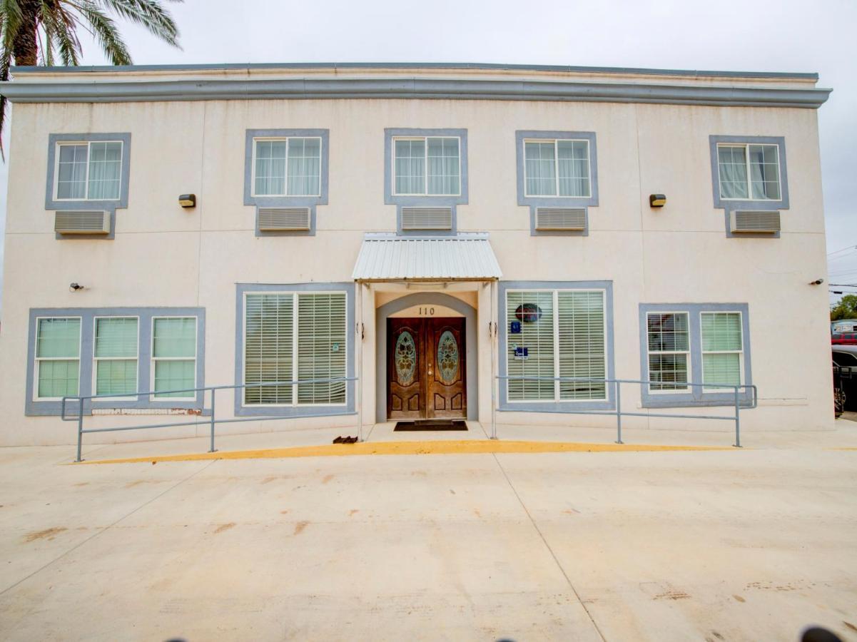 Hotel Dilley Grand Екстериор снимка