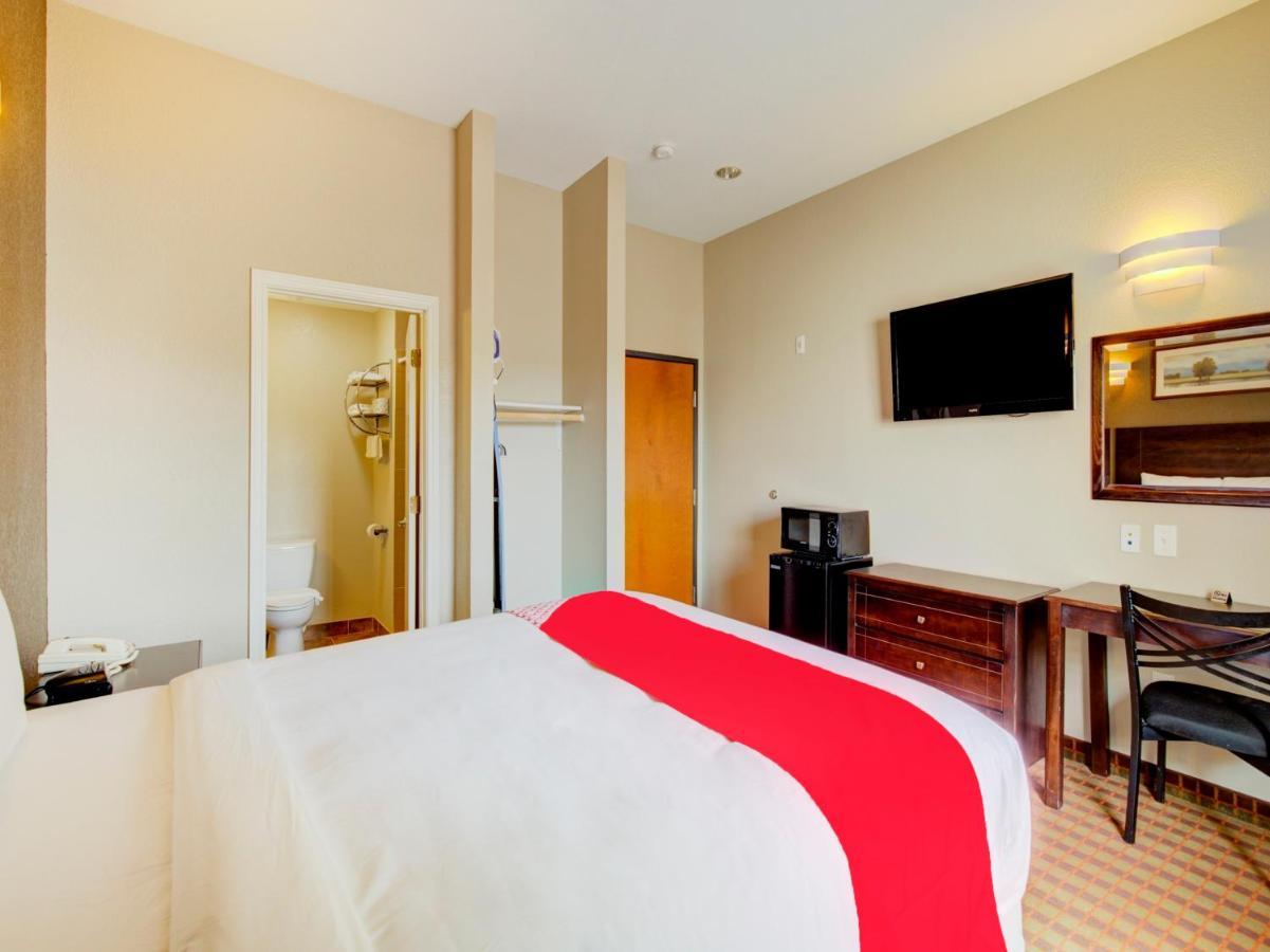 Hotel Dilley Grand Екстериор снимка