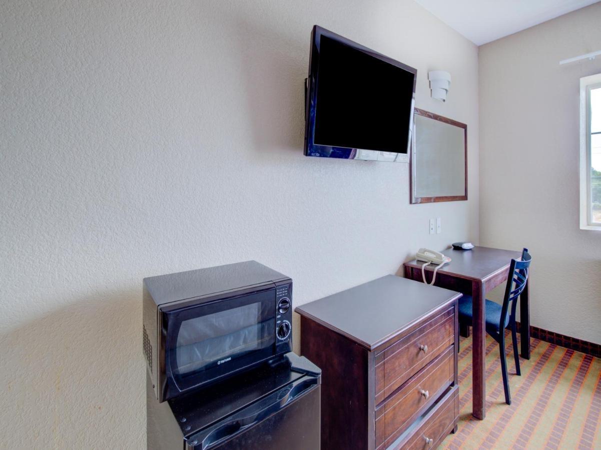 Hotel Dilley Grand Екстериор снимка
