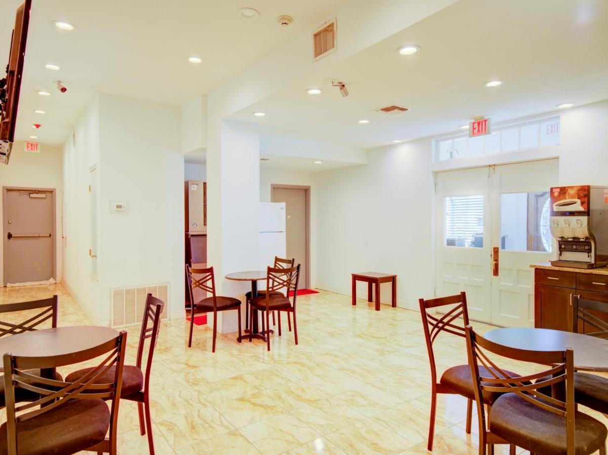 Hotel Dilley Grand Екстериор снимка