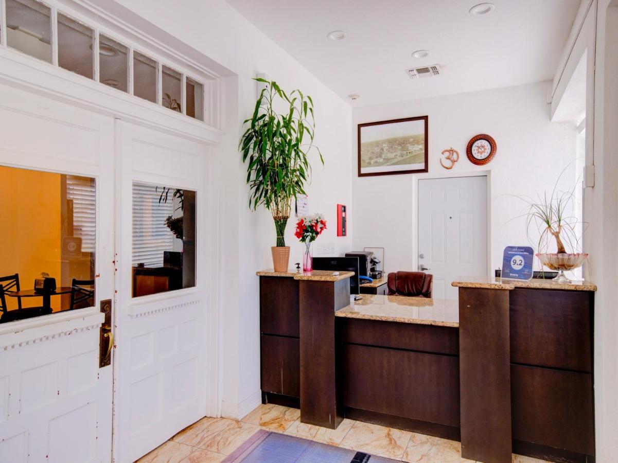 Hotel Dilley Grand Екстериор снимка