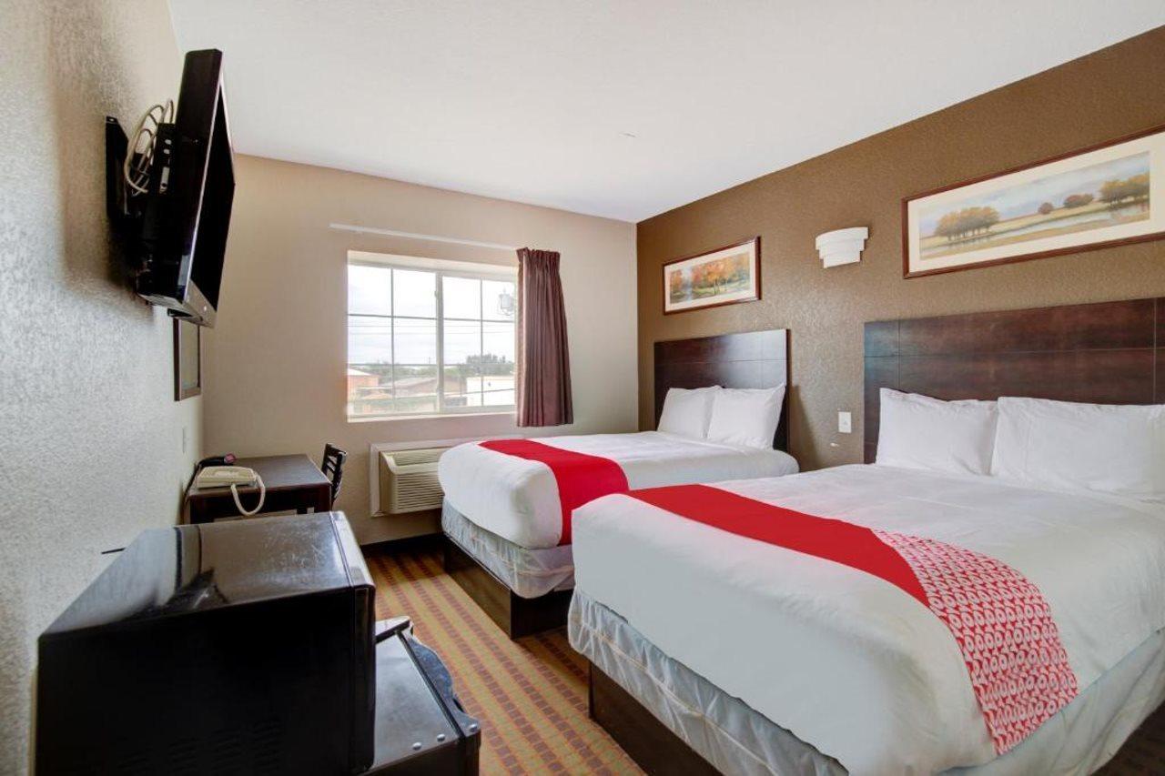 Hotel Dilley Grand Екстериор снимка
