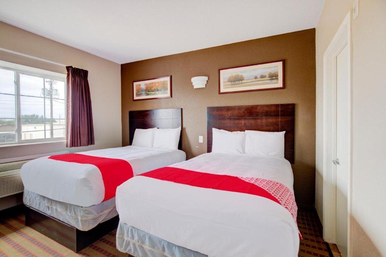 Hotel Dilley Grand Екстериор снимка