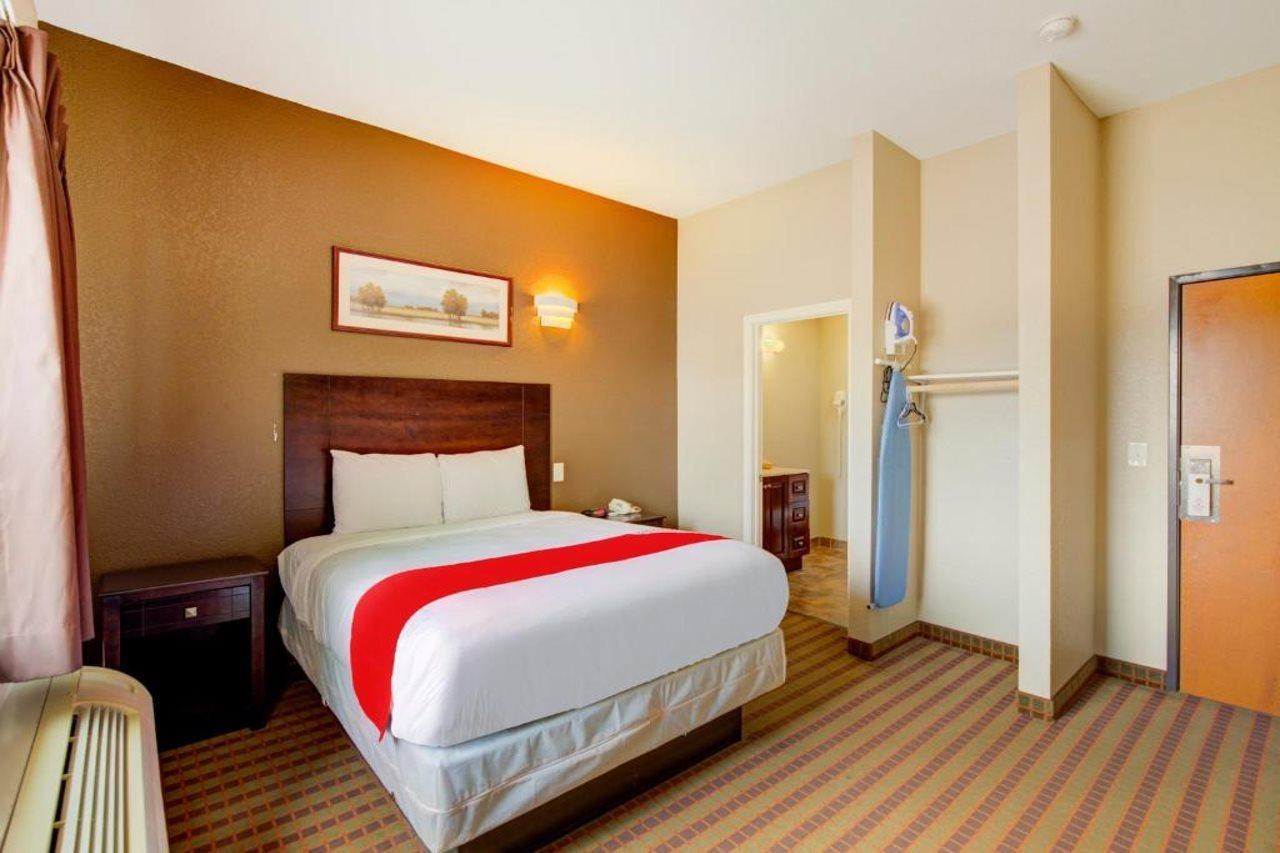 Hotel Dilley Grand Екстериор снимка