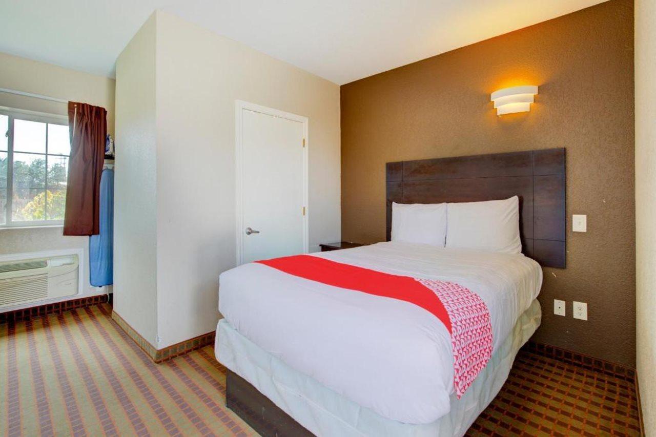 Hotel Dilley Grand Екстериор снимка