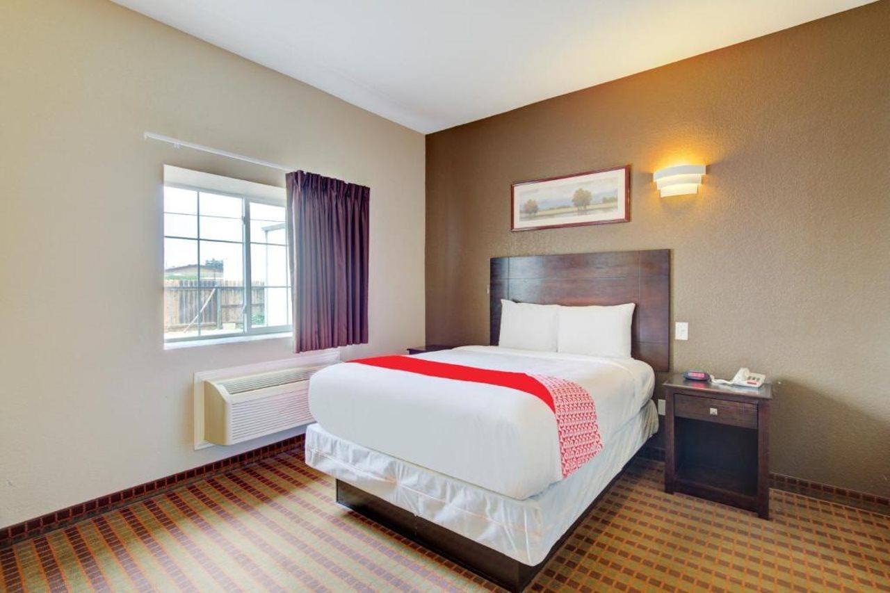 Hotel Dilley Grand Екстериор снимка