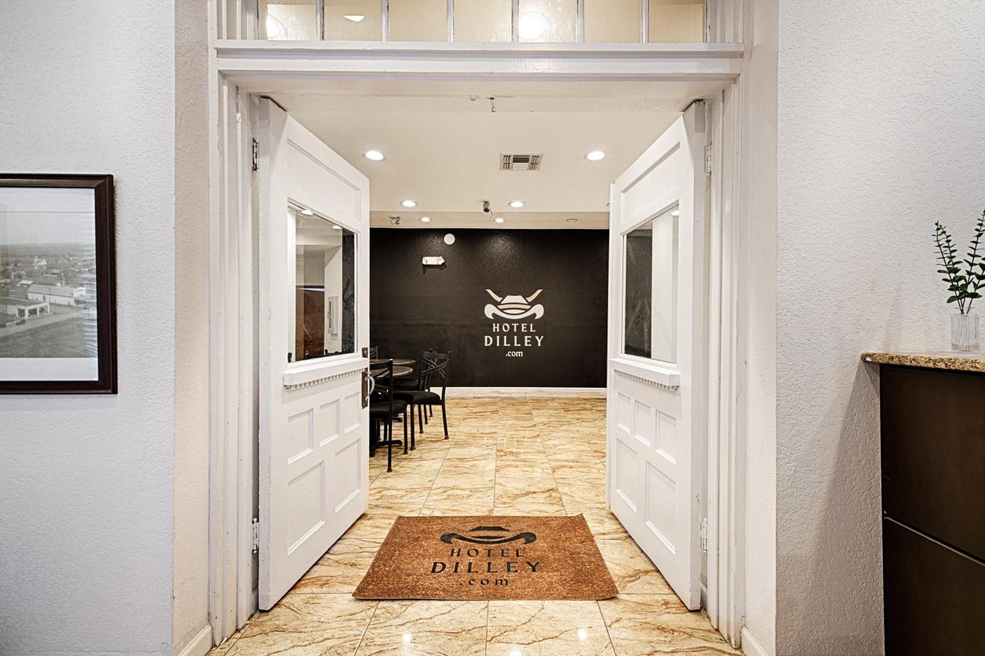 Hotel Dilley Grand Екстериор снимка