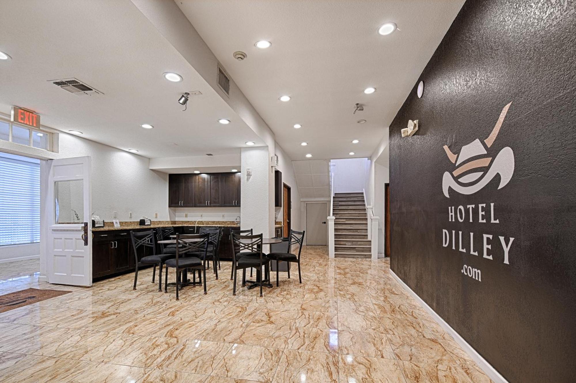 Hotel Dilley Grand Екстериор снимка