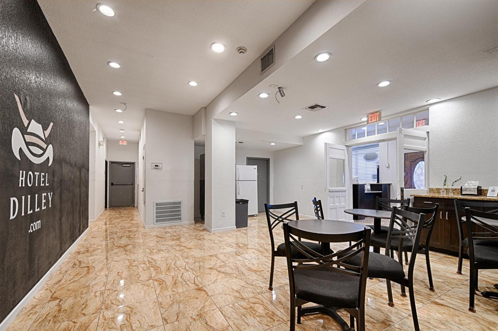 Hotel Dilley Grand Екстериор снимка
