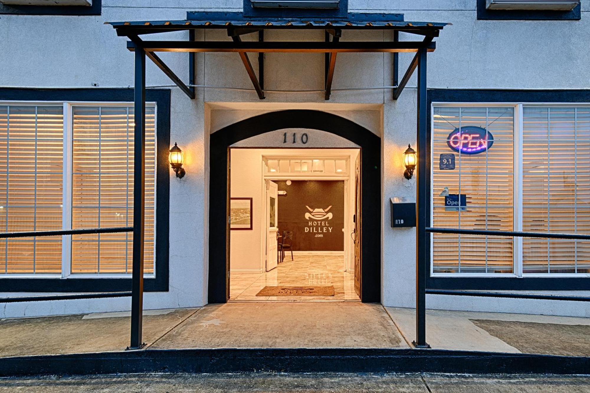 Hotel Dilley Grand Екстериор снимка