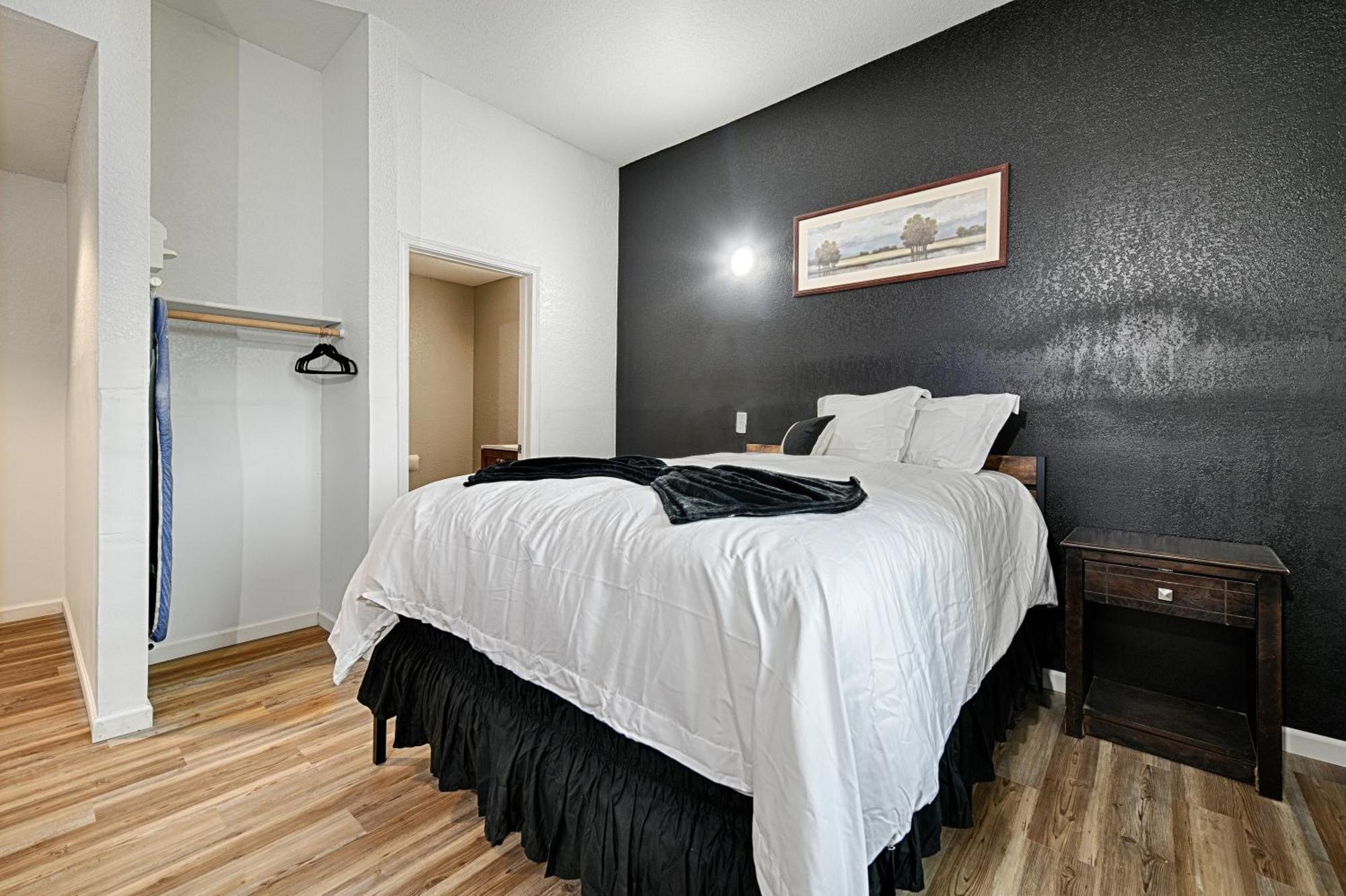 Hotel Dilley Grand Екстериор снимка