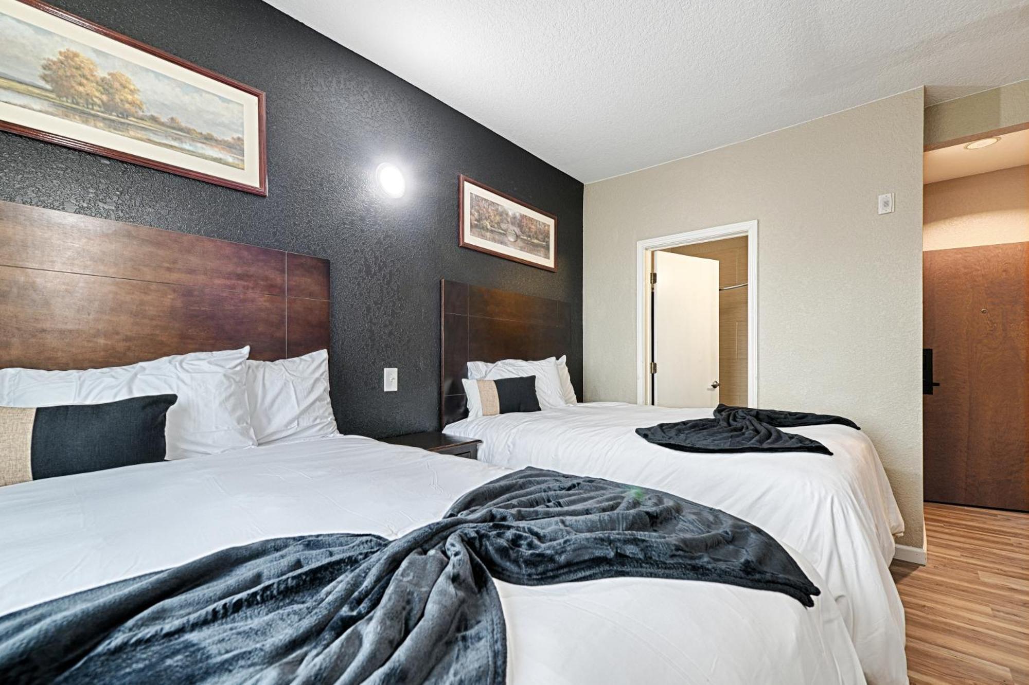 Hotel Dilley Grand Екстериор снимка