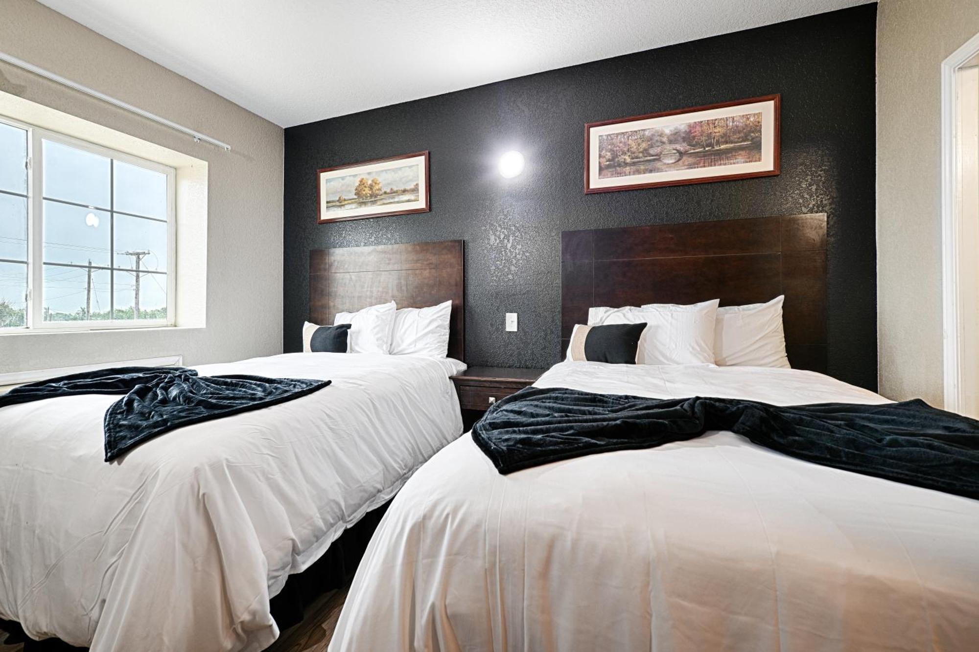 Hotel Dilley Grand Екстериор снимка