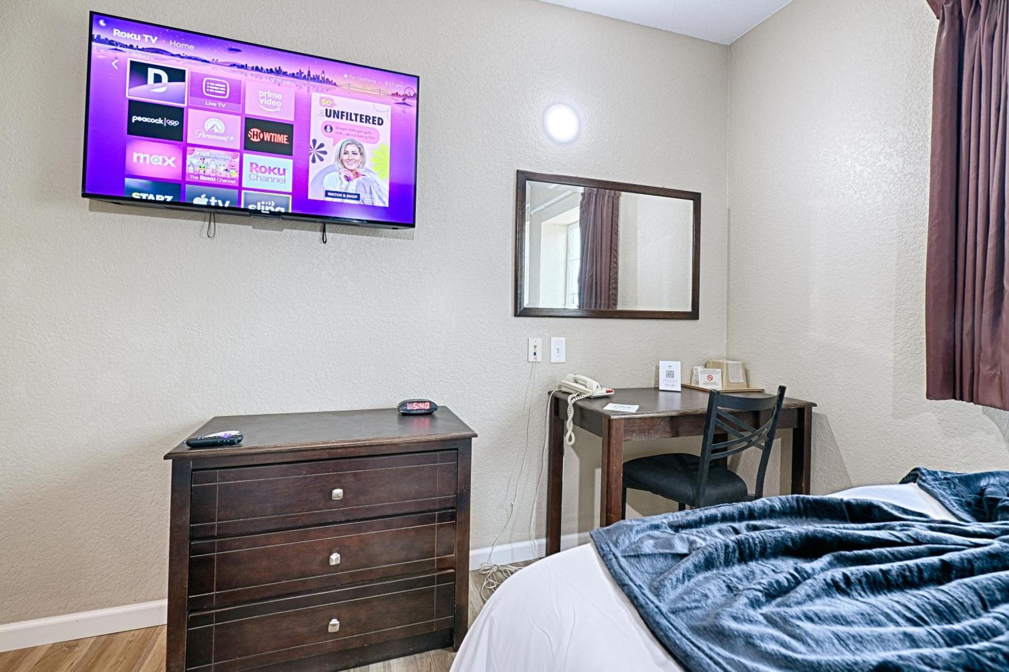 Hotel Dilley Grand Екстериор снимка