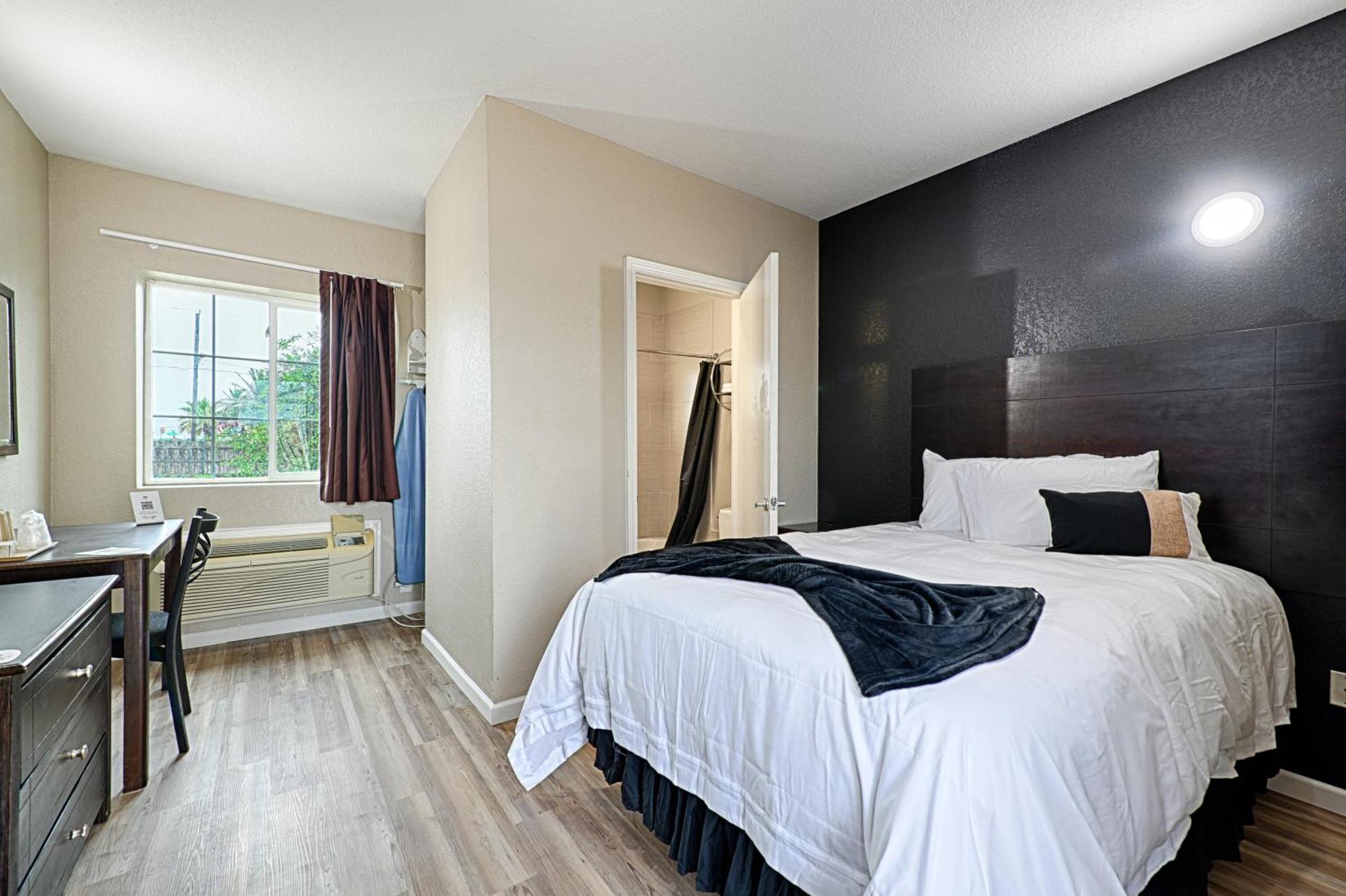 Hotel Dilley Grand Екстериор снимка
